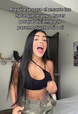 priv_mav Looks Cute in Black Crop Top