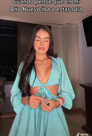 Sweetie priv_mav Shows Cleavage in Turquoise Dress