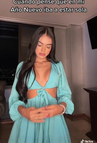 3. Sweetie priv_mav Shows Cleavage in Turquoise Dress