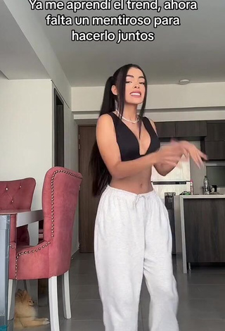 6. Erotic priv_mav Shows Cleavage in Black Crop Top