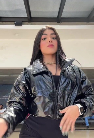 Seductive priv_mav Shows Cleavage