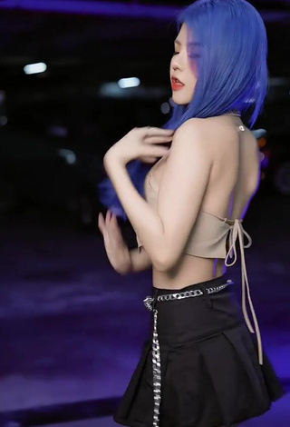 Sexy Reency Ngô in Crop Top