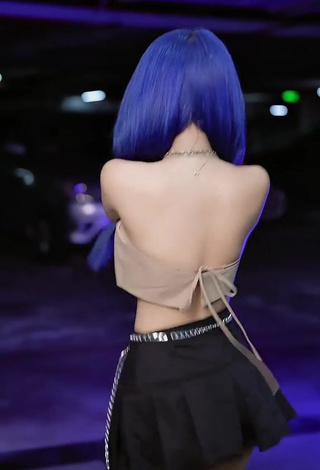 4. Sexy Reency Ngô in Crop Top