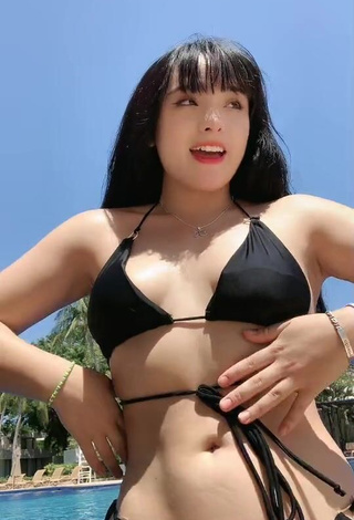 3. Hot roslynkp Shows Cleavage in Black Bikini