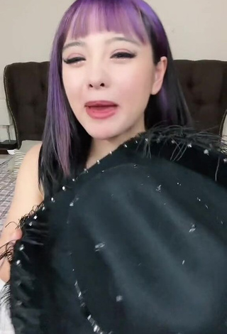 Cute roslynkp Shows Cleavage