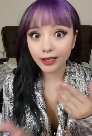 5. Cute roslynkp Shows Cleavage