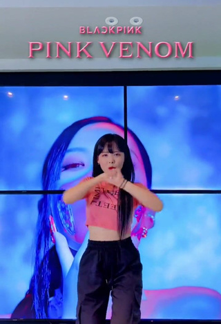 Sexy Sisteryell in Crop Top