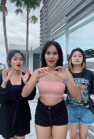 3. Angguncantik Looks Fine in Crop Top