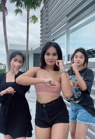 4. Angguncantik Looks Fine in Crop Top