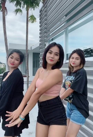 5. Angguncantik Looks Fine in Crop Top