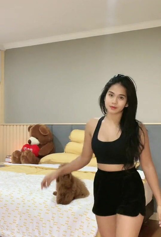 Angguncantik Looks Sweetie in Black Crop Top
