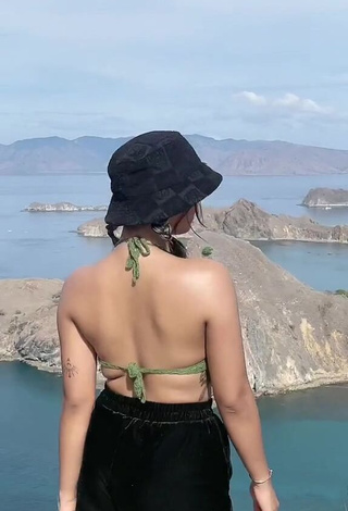 Angguncantik Shows Cleavage in Seductive Olive Crop Top