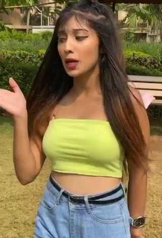 2. Beautiful Somya Daundkar Shows Cleavage in Sexy Crop Top
