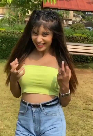 3. Beautiful Somya Daundkar Shows Cleavage in Sexy Crop Top