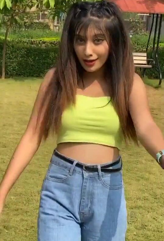 5. Beautiful Somya Daundkar Shows Cleavage in Sexy Crop Top