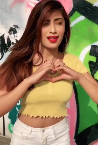 5. Cute Somya Daundkar Shows Cleavage in Crop Top