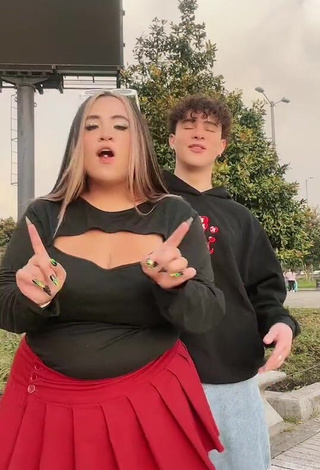 2. Fine Maleja Rodriguez Shows Cleavage in Sweet Black Top while Twerking