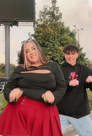 5. Fine Maleja Rodriguez Shows Cleavage in Sweet Black Top while Twerking