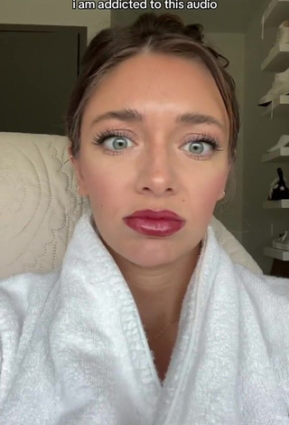 4. Beautiful Tabitha Swatosh Shows Cleavage