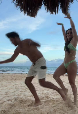 Gorgeous Tammy Parra Shows Cleavage in Alluring Bikini at the Beach