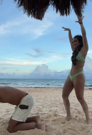 2. Gorgeous Tammy Parra Shows Cleavage in Alluring Bikini at the Beach