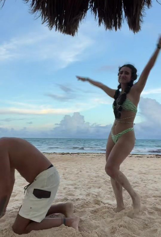 3. Gorgeous Tammy Parra Shows Cleavage in Alluring Bikini at the Beach