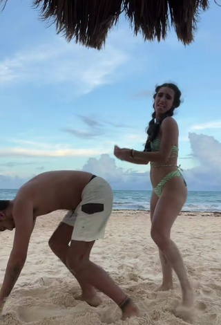 5. Gorgeous Tammy Parra Shows Cleavage in Alluring Bikini at the Beach