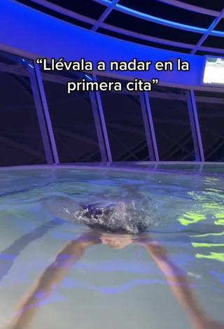 Elegant Tammy Parra Shows Cleavage in Bikini Top at the Pool