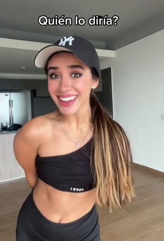2. Amazing Tammy Parra Shows Cleavage in Hot Black Crop Top