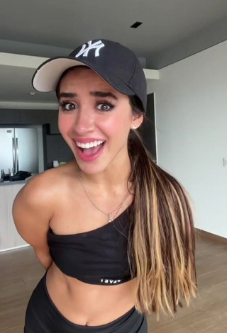 3. Amazing Tammy Parra Shows Cleavage in Hot Black Crop Top