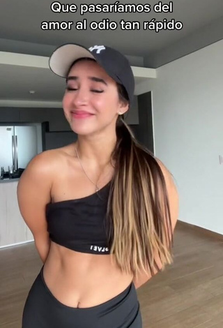 4. Amazing Tammy Parra Shows Cleavage in Hot Black Crop Top