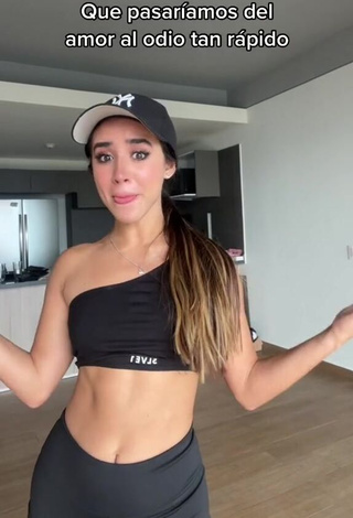 5. Amazing Tammy Parra Shows Cleavage in Hot Black Crop Top