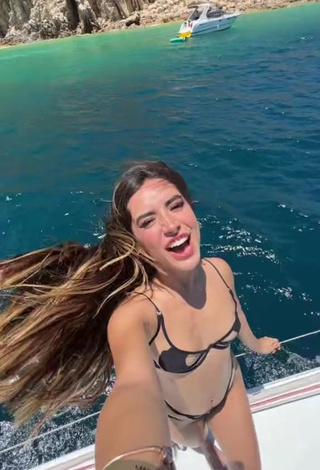 6. Beautiful Tammy Parra Shows Cleavage in Sexy Black Bikini on a Boat
