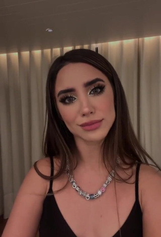 6. Cute Tammy Parra Shows Cleavage in Black Bra