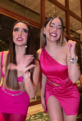 5. Hot Tammy Parra Shows Cleavage in Pink Bra
