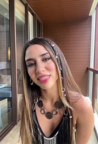 Erotic Tammy Parra Shows Cleavage in Bikini Top on the Balcony