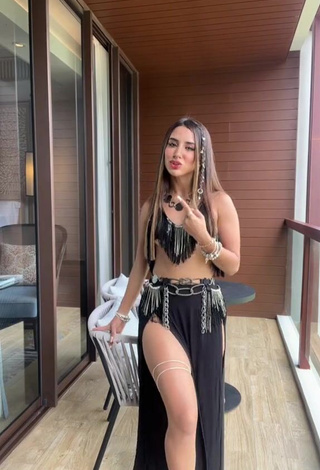 5. Erotic Tammy Parra Shows Cleavage in Bikini Top on the Balcony
