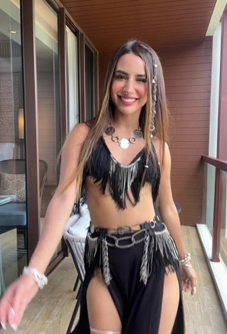 6. Erotic Tammy Parra Shows Cleavage in Bikini Top on the Balcony