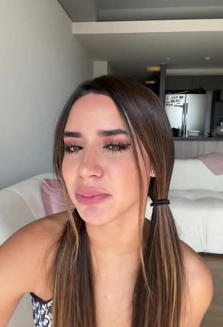 4. Really Cute Tammy Parra Shows Cleavage