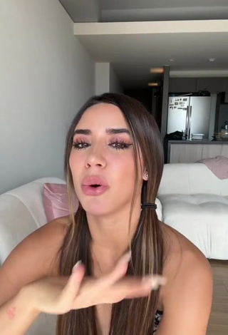5. Really Cute Tammy Parra Shows Cleavage