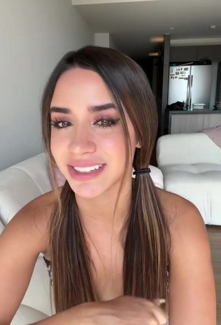 6. Really Cute Tammy Parra Shows Cleavage