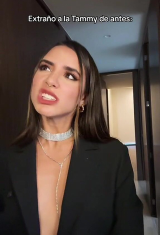 5. Hot Tammy Parra Shows Cleavage in Top without Bra