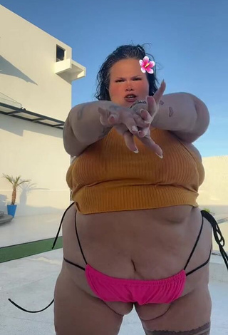 2. Seductive Thais Carla Shows Cleavage in Orange Crop Top