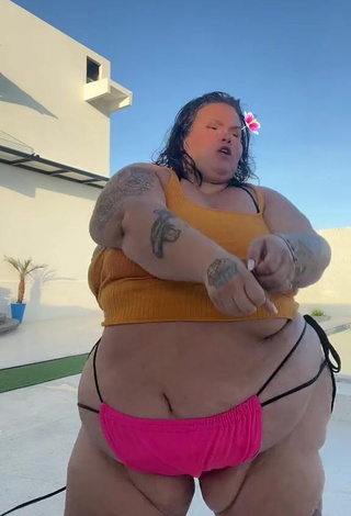 4. Seductive Thais Carla Shows Cleavage in Orange Crop Top