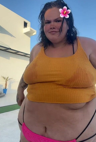 5. Seductive Thais Carla Shows Cleavage in Orange Crop Top