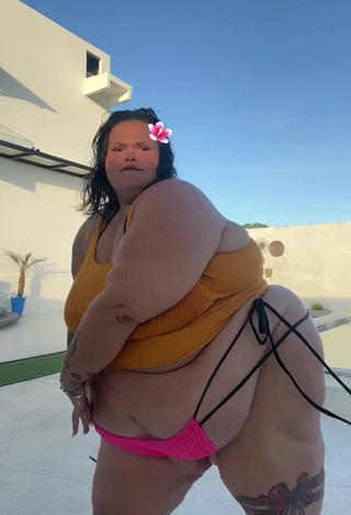 6. Seductive Thais Carla Shows Cleavage in Orange Crop Top