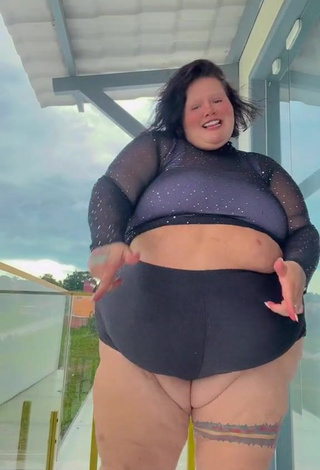 Hot Thais Carla in Crop Top
