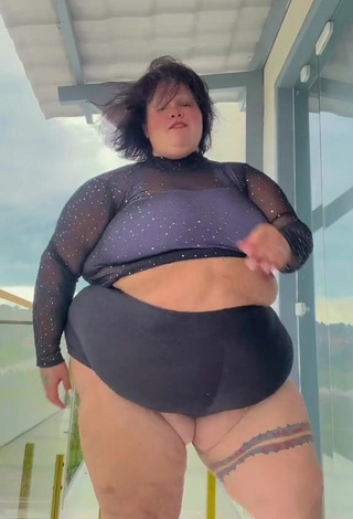 2. Hot Thais Carla in Crop Top