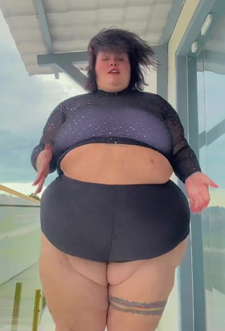 4. Hot Thais Carla in Crop Top
