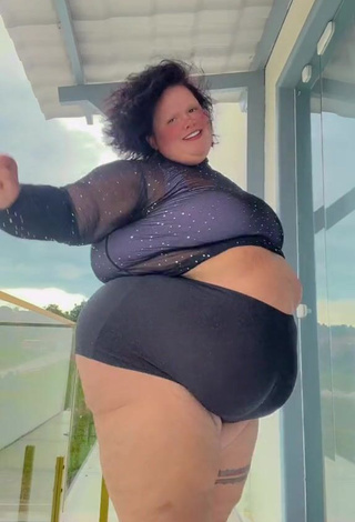 5. Hot Thais Carla in Crop Top